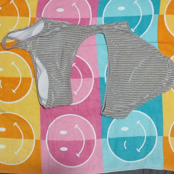 Bathing suit - Picture 2 of 3